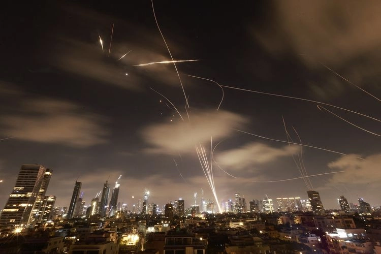 Daftar Negara yang Keluarkan Peringatan Perjalanan ke Iran dan Israel