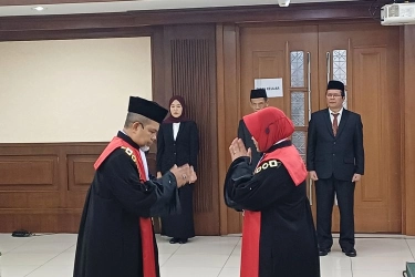 Hakim Efendi Menangis Dilantik Jadi Wakil Ketua PN Jakpus