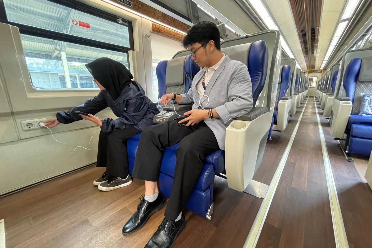 KAI Sebut Stop Kontak di Kereta Hanya untuk Gawai: Tidak untuk ''Rice Cooker'' atau Catokan Rambut
