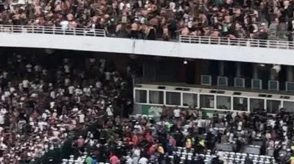 Tragedi di Stadion Aljazair: 3 Suporter Tewas, Korban Jatuh dari Tribun Atas