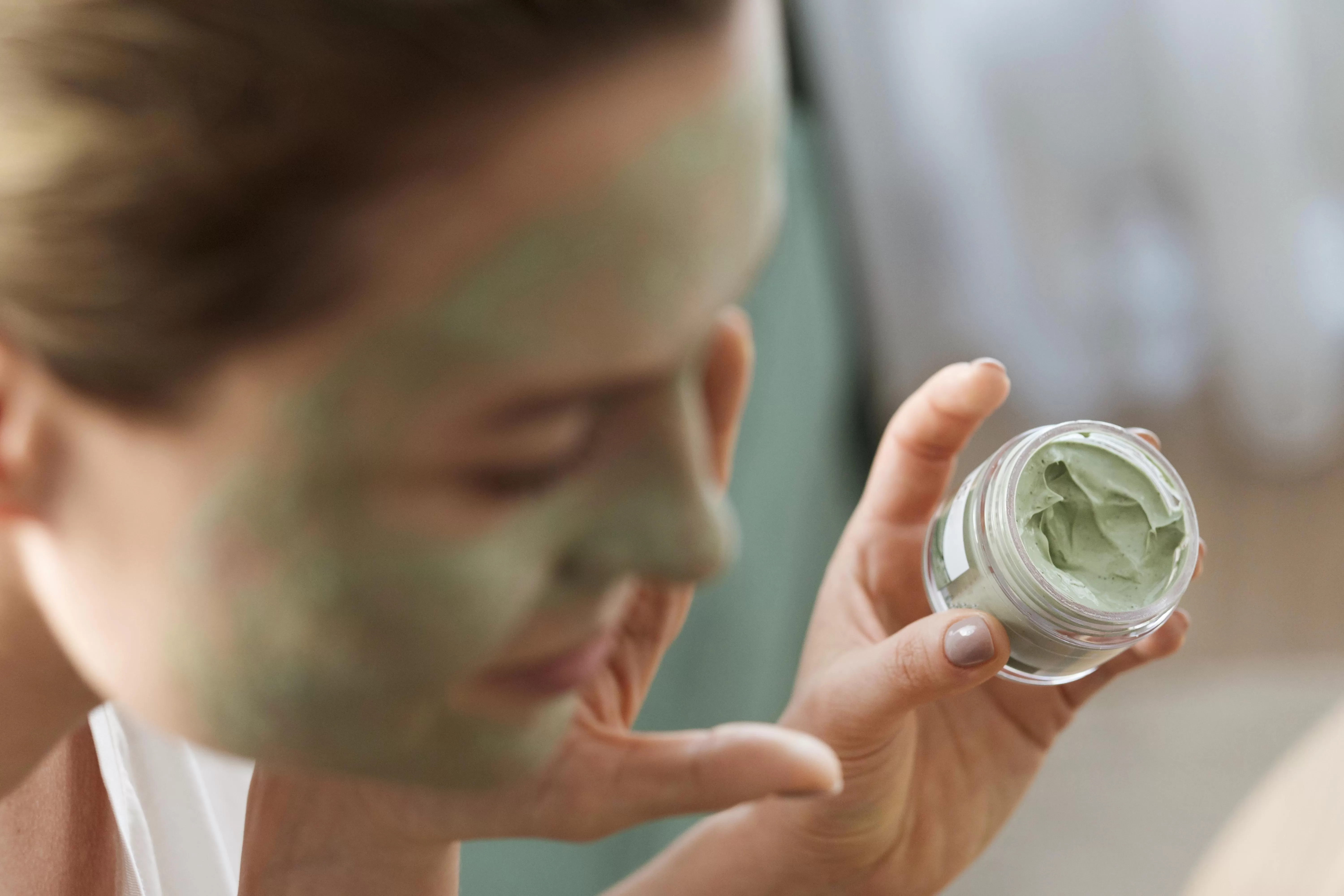 Masker Clay untuk Kulit Berminyak, Solusi Ampuh Kecilkan Pori dan Kontrol Minyak