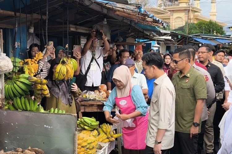 Gibran Cek Pasar Rogojampi, Pedagang Keluhkan Pasar Sepi dan Harga Tinggi