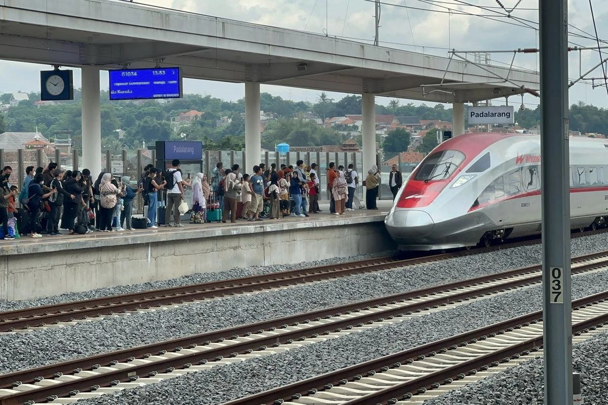 KCIC: Layangan Nyangkut di Jaringan Listrik Jalur Whoosh Meningkat saat Liburan Sekolah