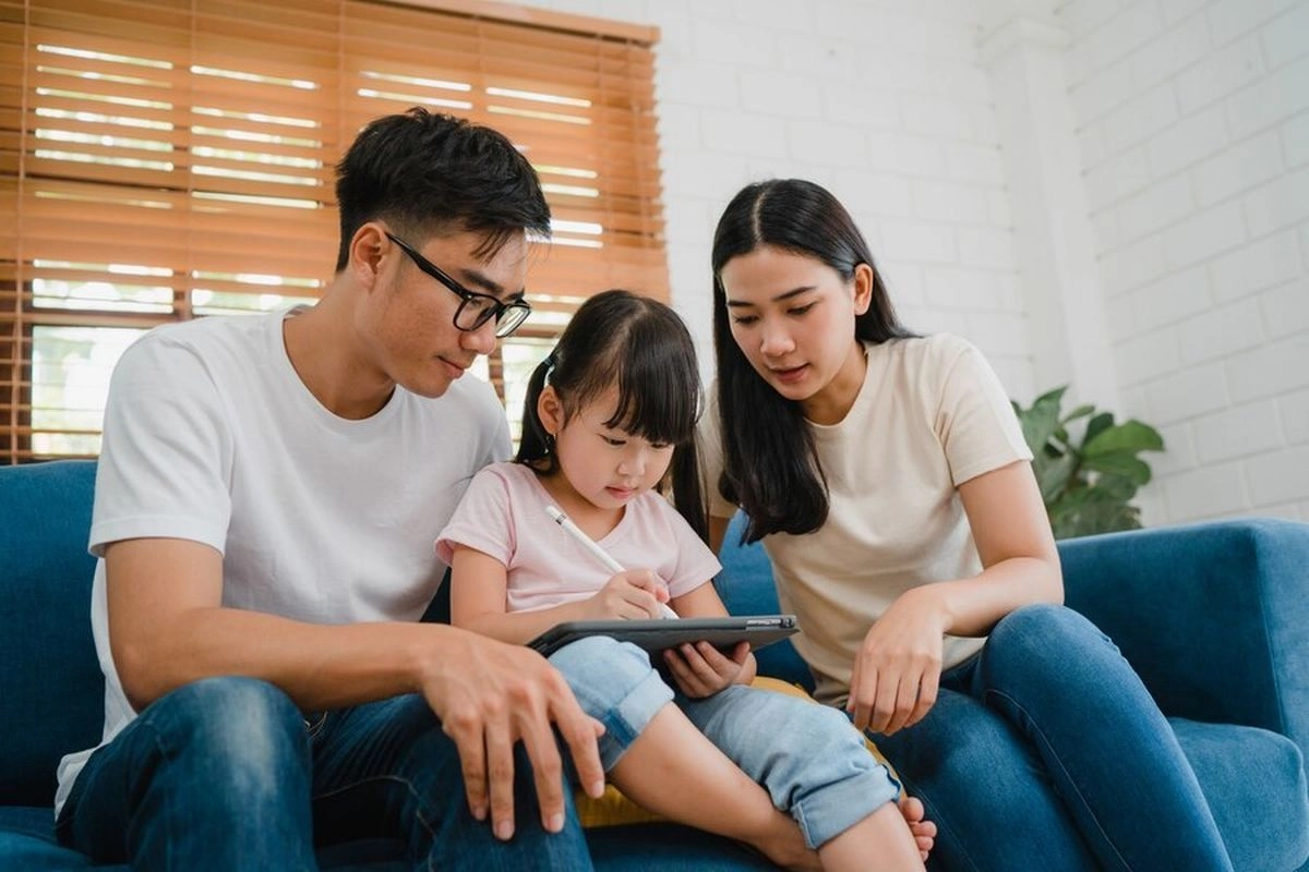 Perlukah Cerita Soal Biaya Pendidikan ke Anak? Ini Kata Ahli