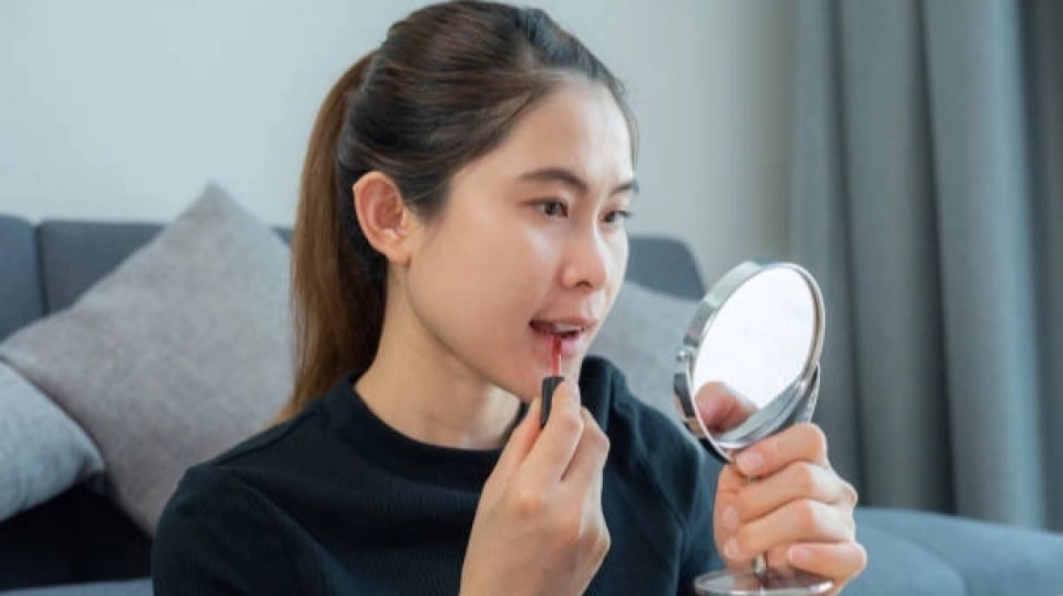 5 Rekomendasi Lipstik Lokal Tak Luntur saat Makan, Awet hingga 12 Jam