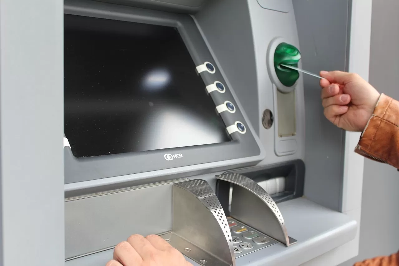 Berkomplot dengan Rekannya, Iwan Bobol Rekening Husni Rohim dengan Ganjal Lubang Mesin ATM