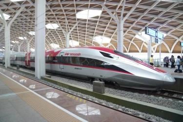 Whoosh Delay 50 Menit Gara-gara Layangan yang Tersangkut