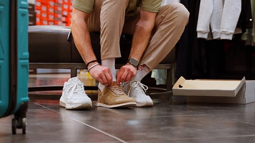 6 Top Sepatu Sneakers Pria Terbaik: Empuk dan Ringan, Harga Mulai Rp300 Ribuan