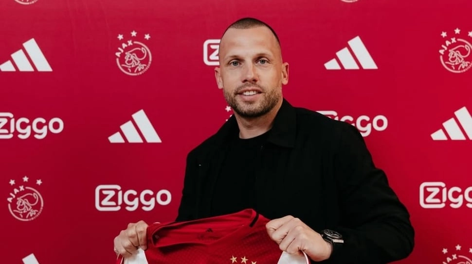 Resmi! John Heitinga Sudah Dapatkan Asisten Pelatih Baru, Denny Landzaat?