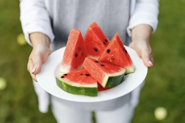 Intip 5 Manfaat Makan Semangka saat Perut Kosong