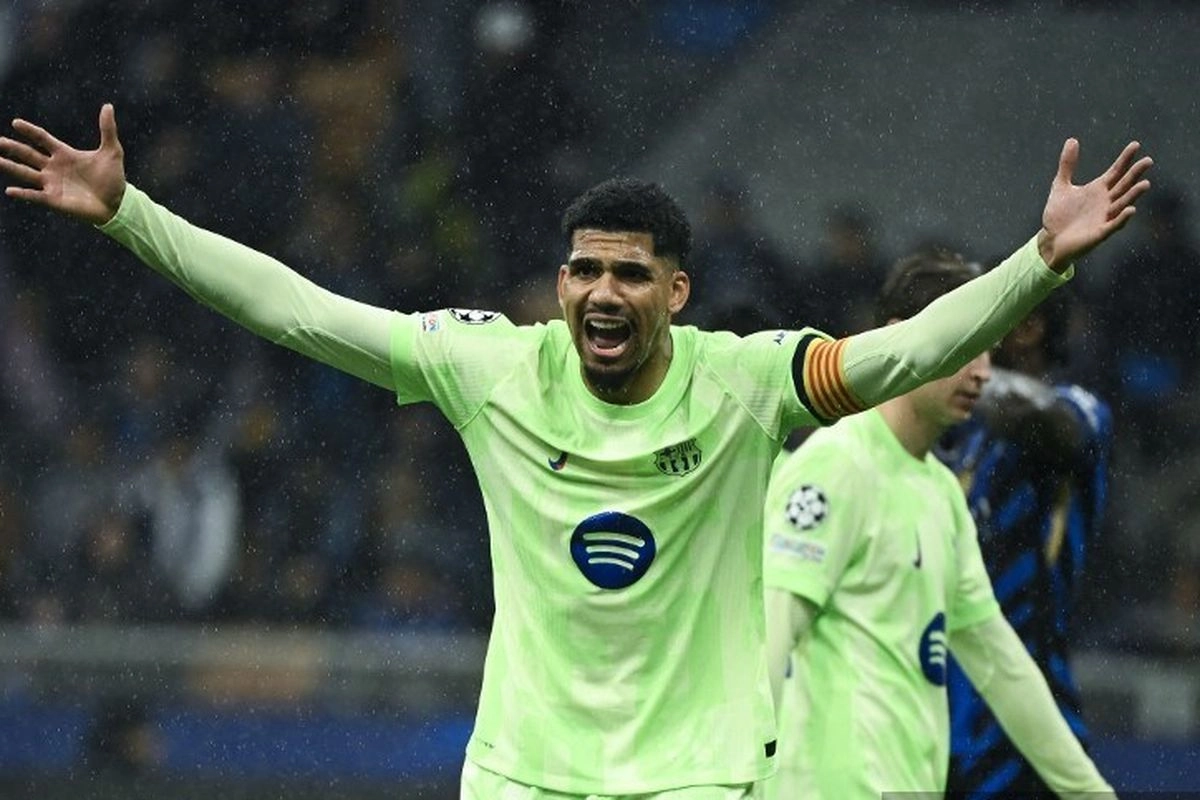 Situasi yang Akan Membuat Barcelona Lepas Ronald Araujo