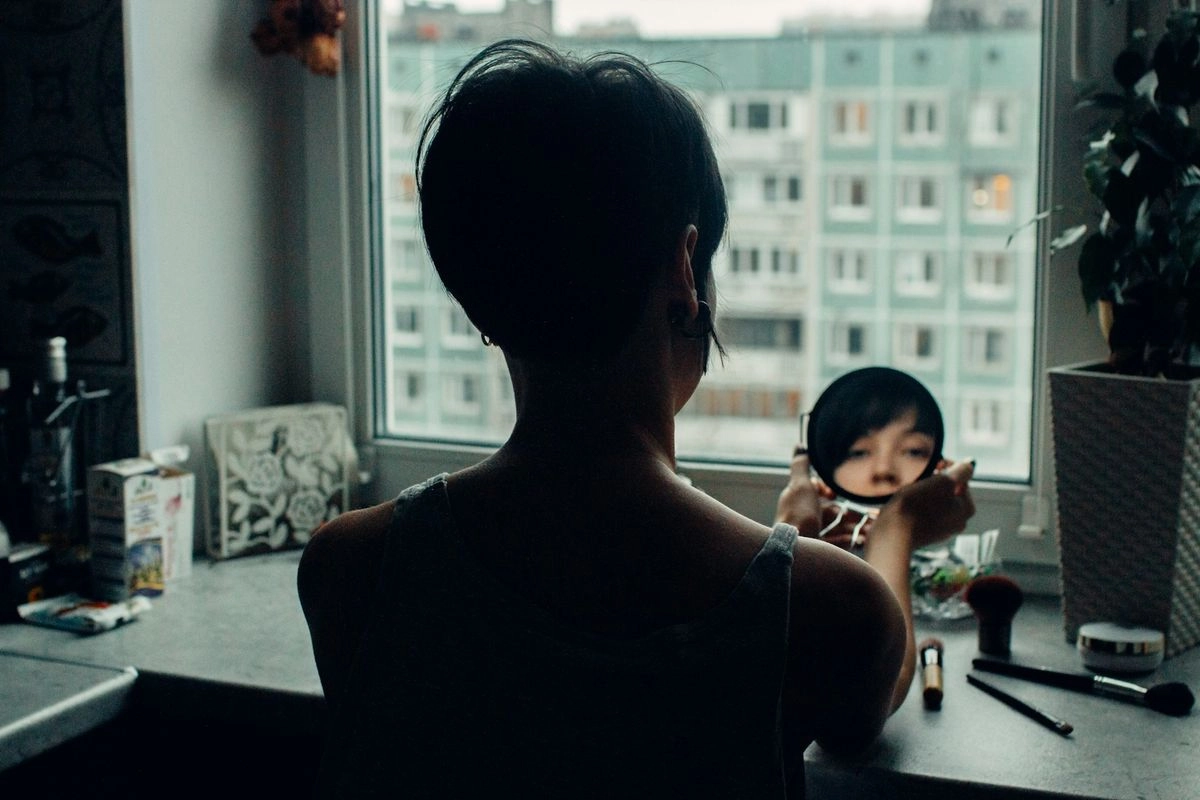 Sering Mengkritik Diri? Ini 4 Cara Menghentikan Negative Self-Talk