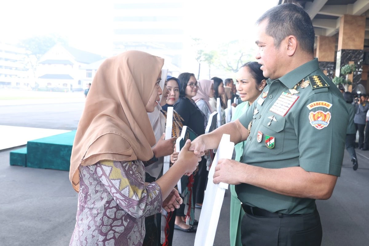 TNI AD Serahkan Rumah Bagi Istri dari Prajurit yang Gugur dalam Tugas