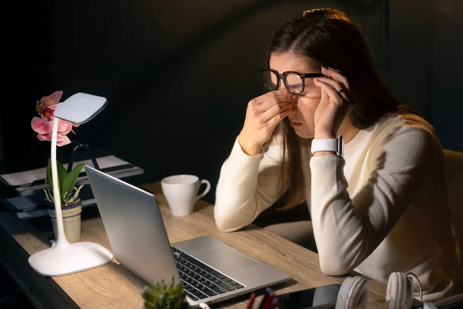 4 Cara Mengatasi Kelelahan Mata Akibat Menatap Layar Terlalu Lama