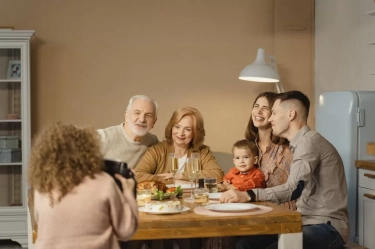 7 Pembuka Percakapan yang Disukai Para Boomer yang Langsung Membuat Suasana Jadi Canggung Saat Makan Malam