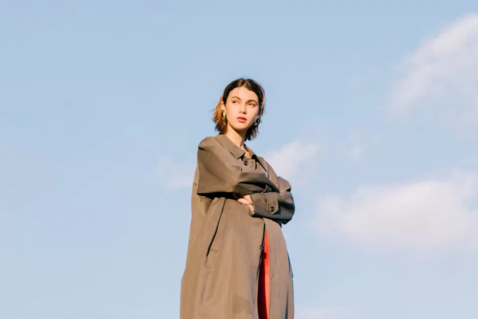 Biar Tampil Kece, Ikuti 6 Cara Styling Kemeja Oversize ala Fashionista Ini! Simpel dan Modis