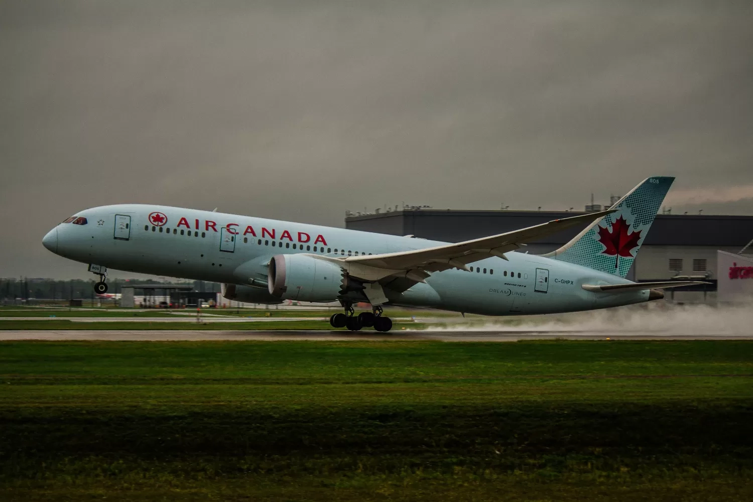 Mengenal Crosswind atau Angin Silang yang Bikin Pesawat Batik Air mendarat Miring di Bandara Soekarno-Hatta
