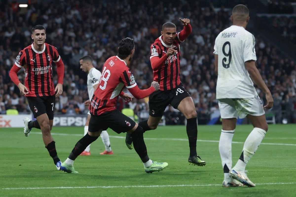 Bek AC Milan Tolak Tawaran Como demi Kembali ke Bundesliga
