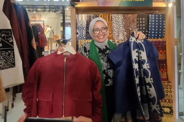 Omzet Puluhan Juta dari Tapis Lampung, Jan Ayu Buktikan Budaya Bisa Gerakkan Ekonomi