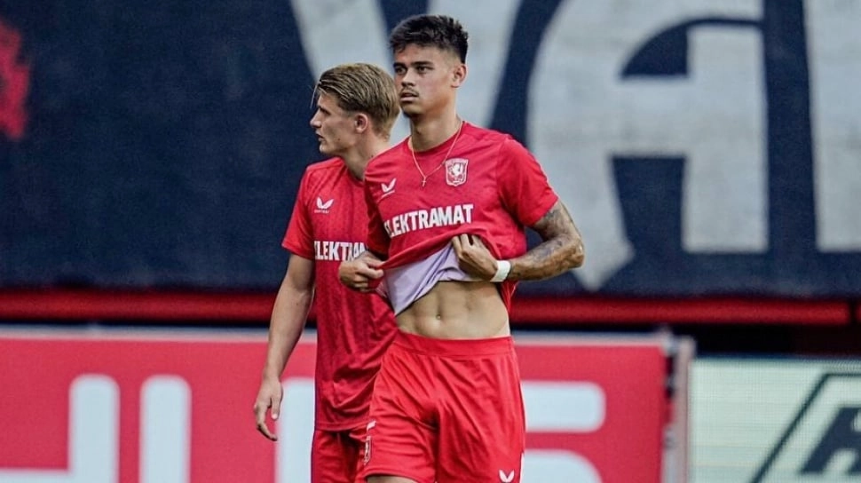 Mees Hilgers Absen Latihan Perdana FC Twente, Dapatkan Klub Baru?
