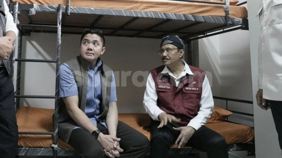 Pastikan Fasilitas Aman, Seskab Teddy Indrawijaya Ikut Jajal Kasur dan Kursi di Sekolah Rakyat