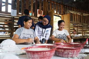Dari Ibu Rumah Tangga Jadi Pemimpin Keluarga Bersama PNM Mekaar