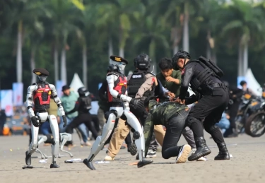 Tampil Perdana di Peringatan Hari Bhayangkara 2025, Polri Bakal Terus Perkenalkan Robot-Robot Polisi ke Publik hingga Tahun Depan