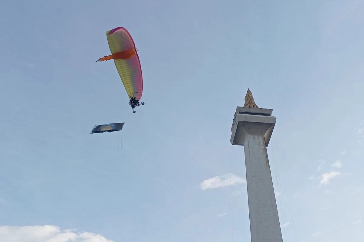 Atraksi Udara di HUT Bhayangkara, Langit Monas Dihiasi Parasut Warna-warni