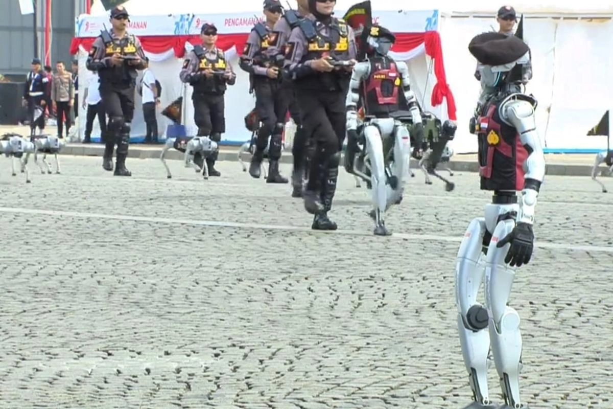 Ketika ''Ropi'' Si Robot Polisi Disuruh Hormat ke Prabowo...