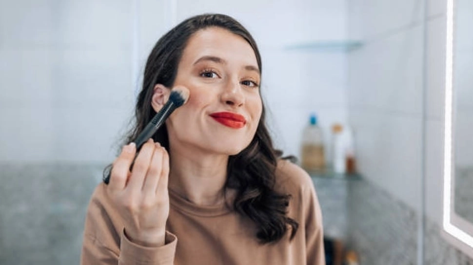 7 Pilihan Blush On yang Bagus Rekomendasi MUA, Harga Mulai Rp18 Ribuan Aja!