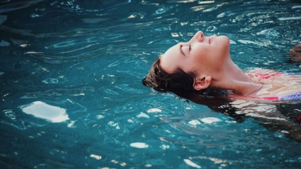 Bye Kulit Gosong! Ini 7 Rekomendasi Sunscreen untuk Berenang yang Tahan Air dan SPF Tinggi