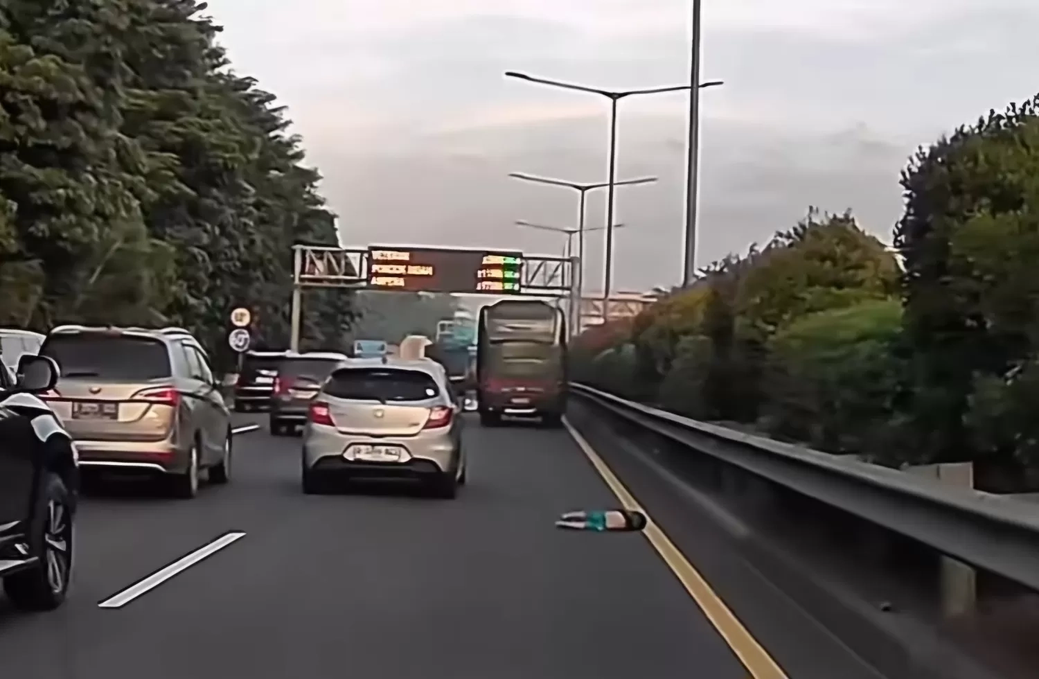 Mengenal Pintu Darurat Bus setelah Insiden Bocah Jatuh di Tol JORR Viral, Ada di Kanan Belakang