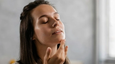 Kulit Berminyak Sebaiknya Pakai Sunscreen SPF Berapa? Ini Tips Aman dari Dokter Estetika