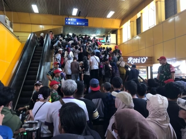 Jalan dan Stasiun Sekitar Monas Padat Usai Upacara Peringatan HUT ke-80 TNI Selesai