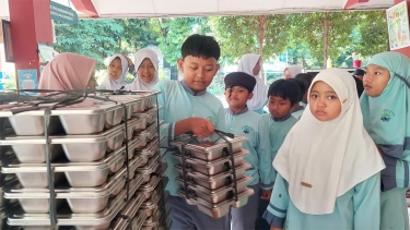 MBG Hadir, Siswa SD Bendungan Hilir 12 ini Makin Semangat Sekolah dan Bermimpi Jadi Pesepak Bola