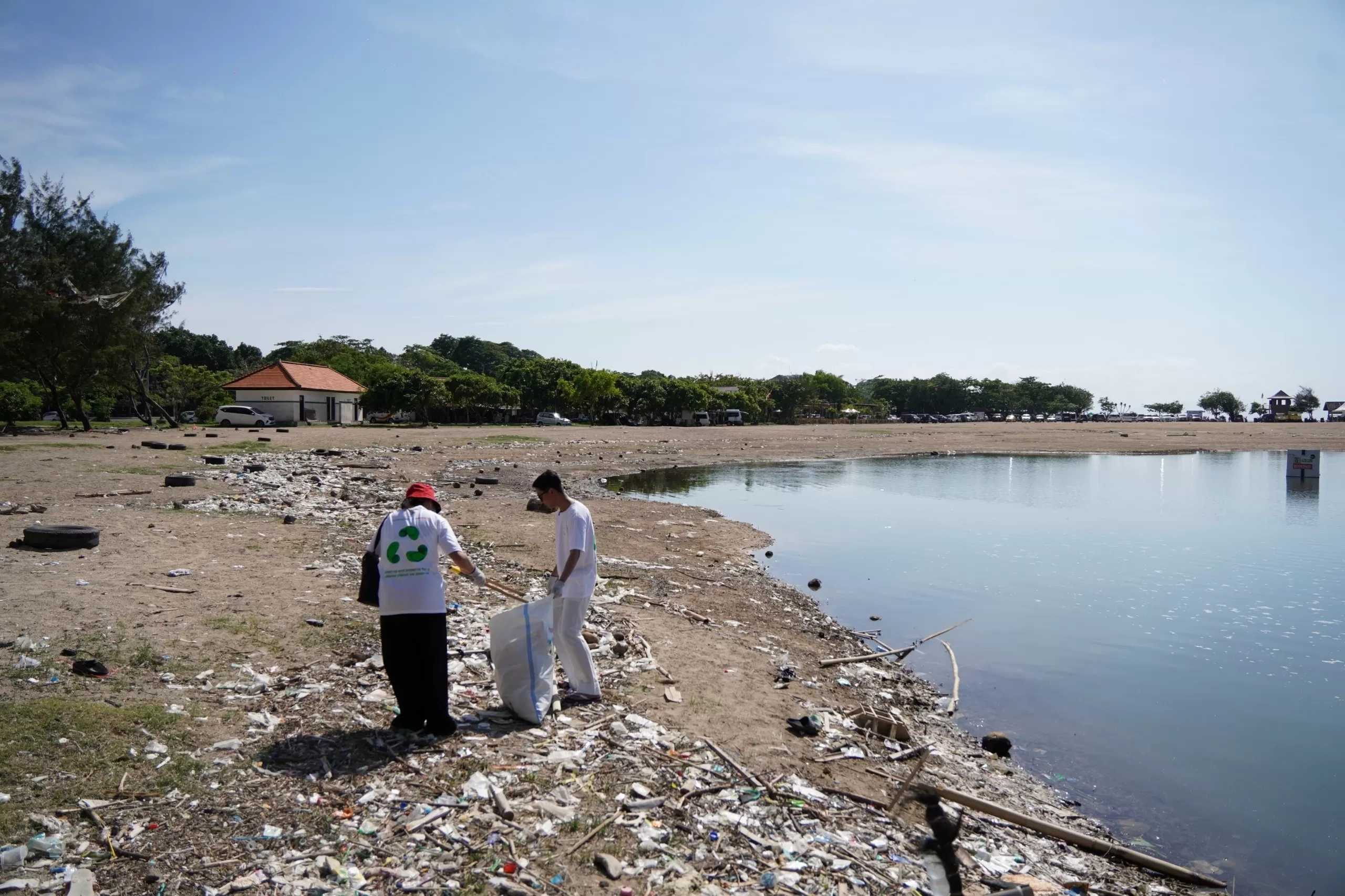 Bantu Atasi Volume Sampah di Area Pantai Bali, Merek Sandal Asal Brasil Gandeng Organisasi Kumpulkan Plastik dan Limbah