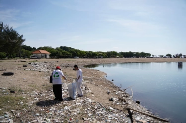 Bantu Atasi Volume Sampah di Area Pantai Bali, Merek Sandal Asal Brasil Gandeng Organisasi Kumpulkan Plastik dan Limbah