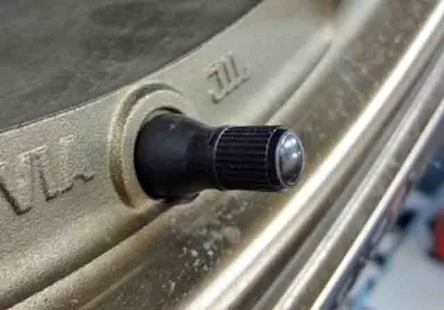 Kehilangan Komponen Kecil Ini Bisa Bikin Ban Motor Pecah! Ini 4 Fungsi Utama Tutup Pentil Ban Motor