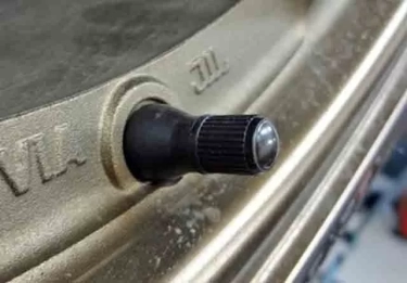 Kehilangan Komponen Kecil Ini Bisa Bikin Ban Motor Pecah! Ini 4 Fungsi Utama Tutup Pentil Ban Motor