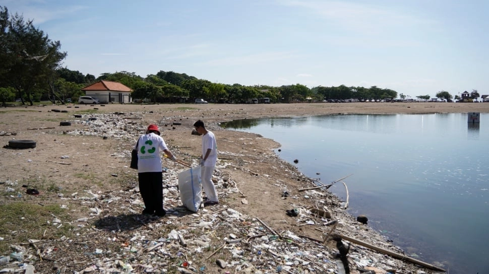 Aksi Bersih Pantai Bali: Dari Pungut Sampah hingga Edukasi Daur Ulang