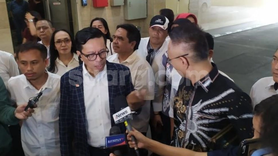 Dipimpin Duo Ade! Relawan Jokowi 'Geruduk' Bareskrim Minta Polda Tuntaskan Kasus Fitnah Ijazah Palsu