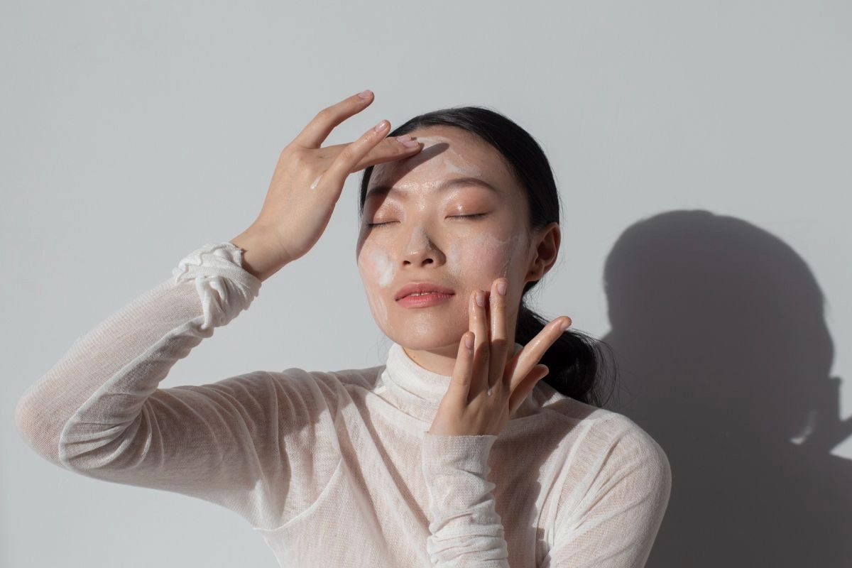Jangan Cuma Sekali, Ini Alasan Harus Reapply Sunscreen Tiap 3 Jam