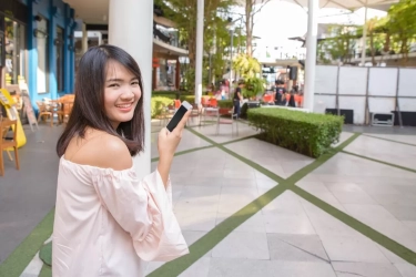 8 Perilaku yang Tak Akan Dilakukan Wanita Berkelas di Depan Umum dan Santai