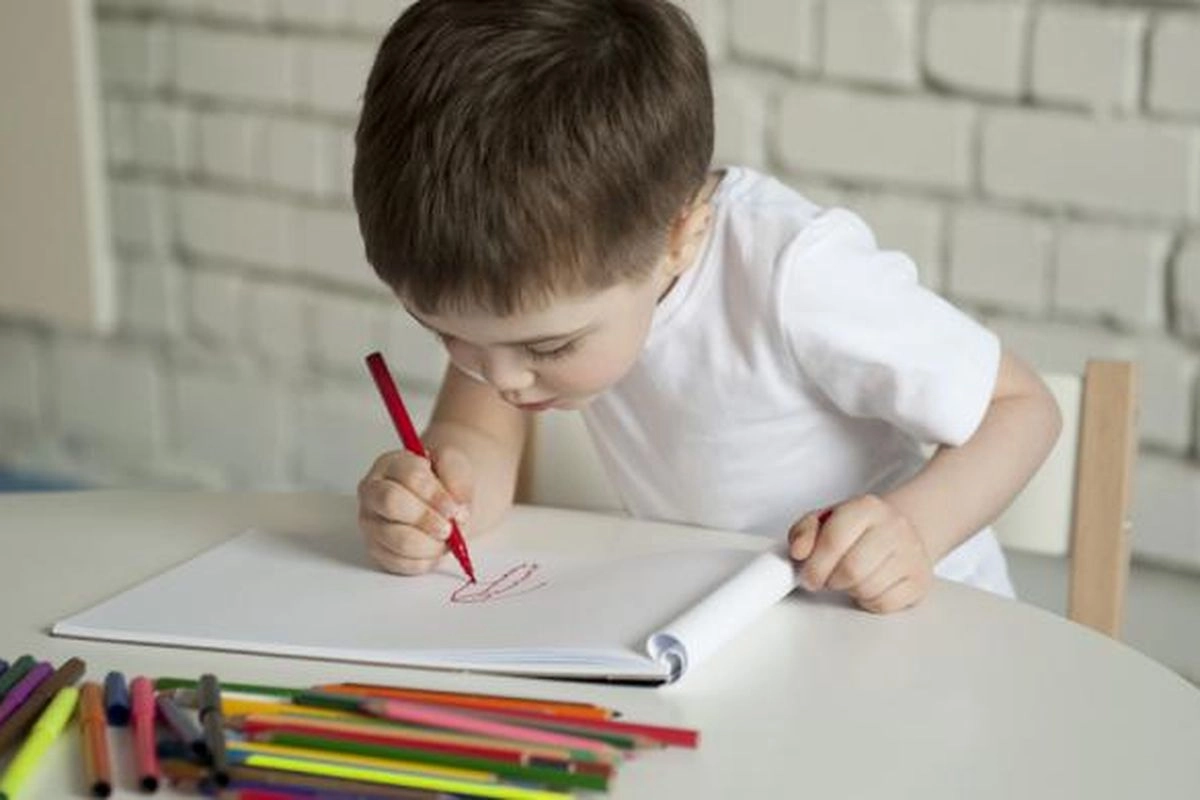 Anak Baca Buku Terlalu Dekat, Kebiasaan atau Kesehatan Mata Terganggu?