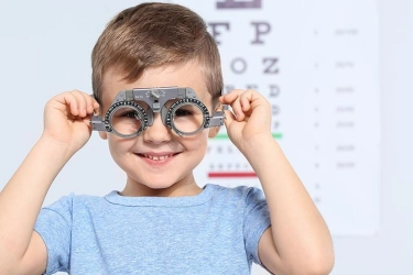 Kedua Orangtua Pakai Kacamata, Apakah Anak Pasti Alami Mata Minus?