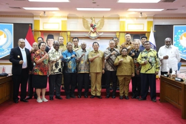 Mendagri Perintahkan Pengawasan Pembangunan Papua Tak Hanya di Atas Kertas