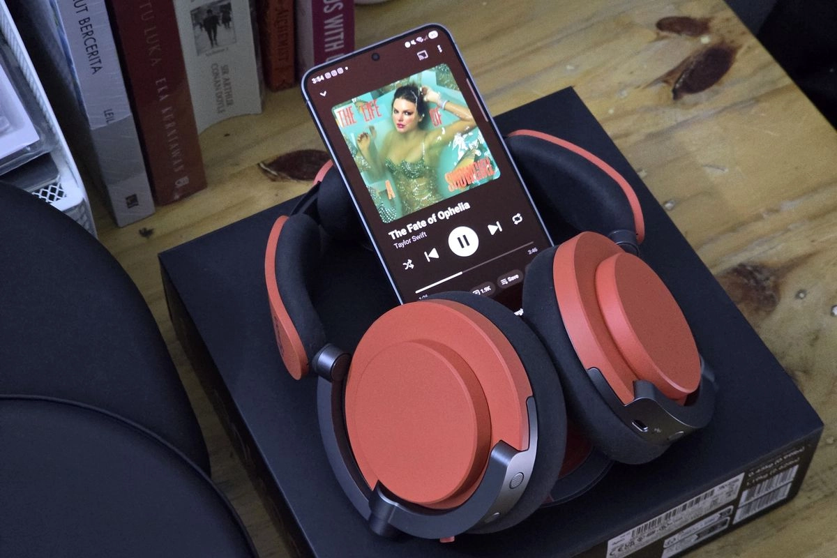 Menjajal Dyson OnTrac, Headphone Futuristik Harga Rp10 Juta
