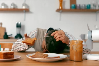 Ketika Cemas Mengacaukan Nafsu Makan: Antara Tak Lapar dan Makan Berlebihan