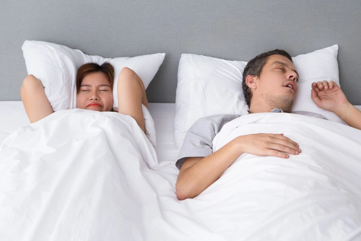 Pakai Plester Mulut Saat Tidur Bukan Solusi untuk Mengorok