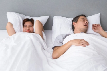 Pakai Plester Mulut Saat Tidur Bukan Solusi untuk Mengorok